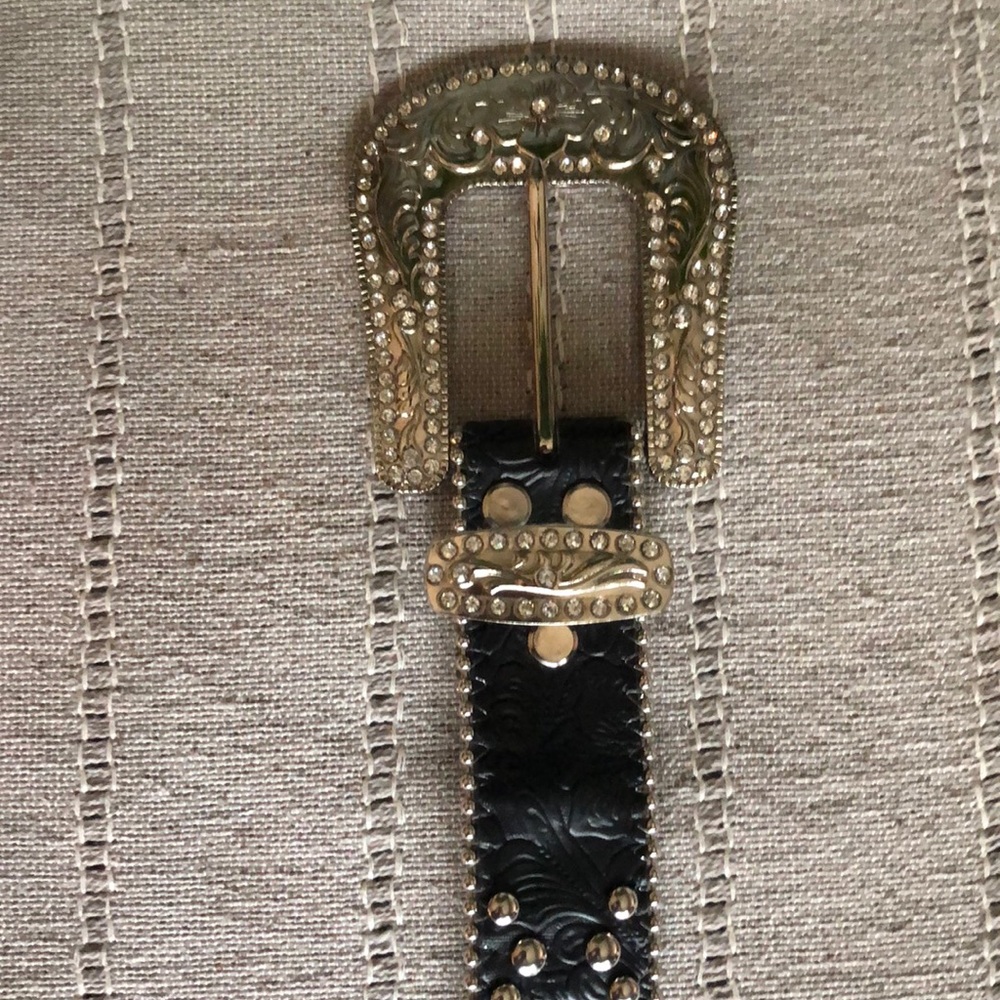 Super cute black and silver cowgirl belt!
